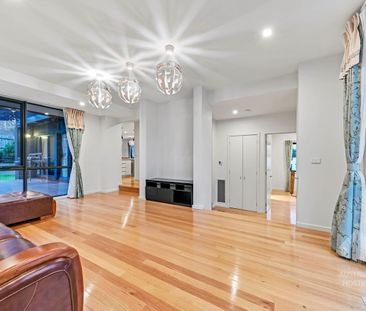 Exquisite Five-Bedroom Three-Bathroom Residence with Double Garage ... - Photo 2