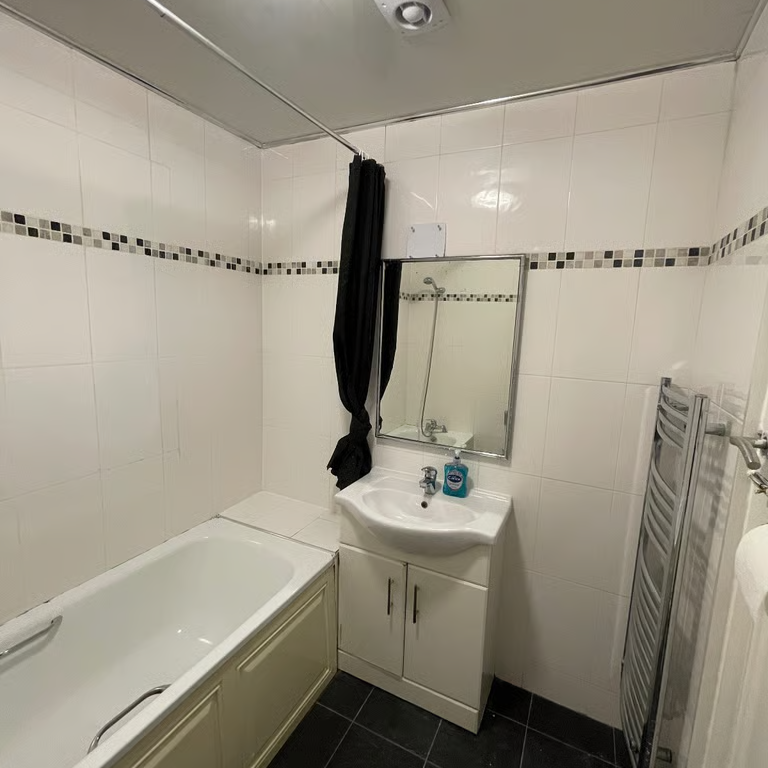 1 bedroom in a house share to rent - Photo 1