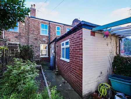 Spacious 2 bedroom house next to Acomb highstreet - Photo 5