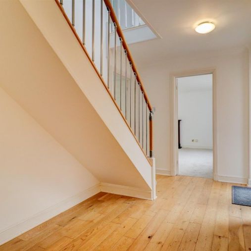 Casita Grove, Kenilworth - Photo 1