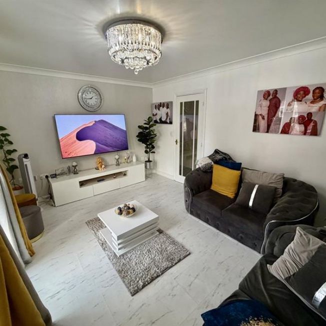 4 Bedroom Semi Detached To Let - Photo 1