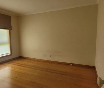 Spacious Family Home in Premium Lynbrook Location - Photo 3