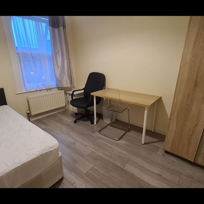 Room in a Shared House, London, N18 - Photo 1