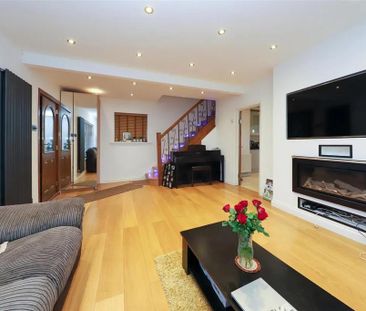 4 bedroom end of terrace house to rent - Photo 2