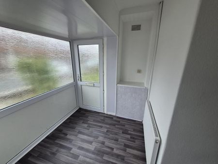 4 bedroom semi-detached house to rent - Photo 4