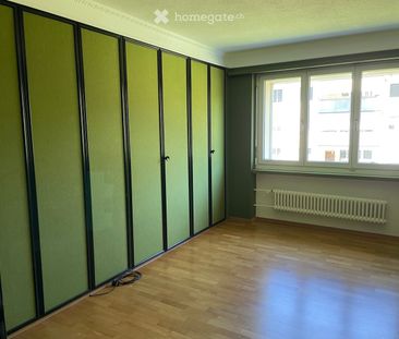 Grosszügige 4.5-Zimmer-Wohnung, verglaster Balkon, 2 Parkplätzen, e... - Photo 3