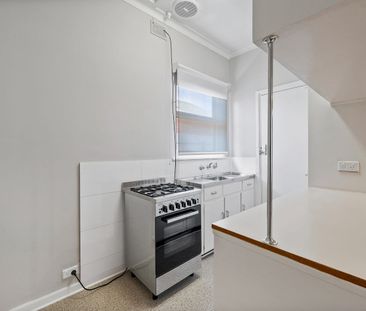 Bright, Comfortable Unit Living in Leafy Clarence Park - Photo 6