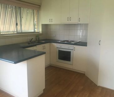 3 MINS FROM LAVINGTON SHOPPING CENTRE - Photo 3