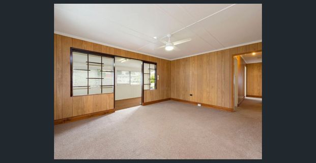 NEAT AND TIDY 3 BEDROOM FULLY FENCED HOME - WALK TO SCHOOLS - Photo 1