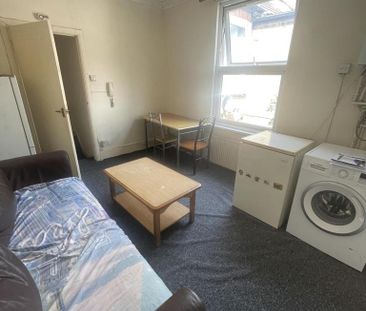 2 bedroom maisonette to rent - Photo 2