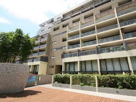 Convenient Spacious Modern Living - Photo 2