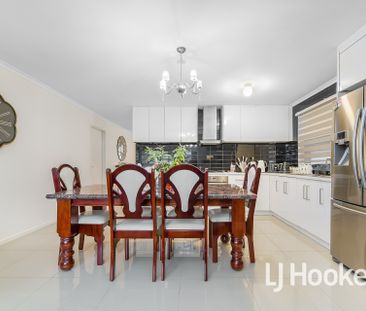 Renovated family home with prime convenience - Photo 4