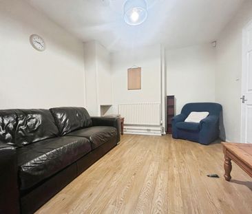 Larchwood Drive, Englefield Green, Egham, Surrey, TW20 0SH - Photo 1