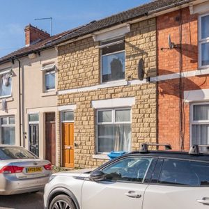2 bedroom terraced house - Photo 2