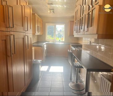 5 Bed Detached House, Linden Road, LU4 - Photo 1