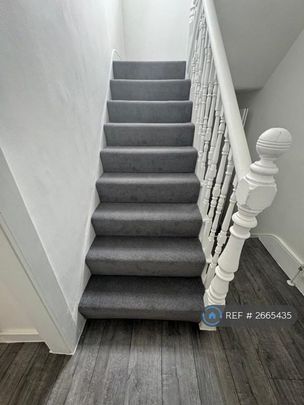 4 bedroom flat to rent - Photo 1