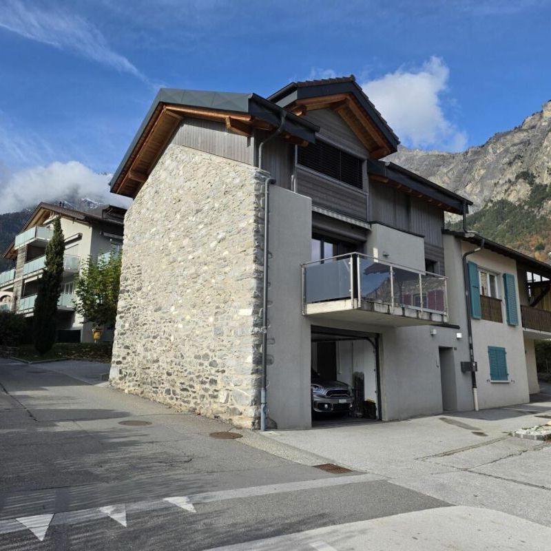 spacieux 5.0 pièces en triplex avec garage-box et places de parc en plein centre - Photo 1