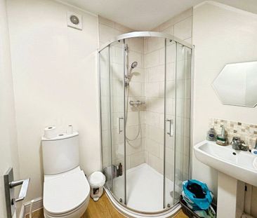 Fairview Avenue, Woking, Surrey, GU22 7NU - Photo 6