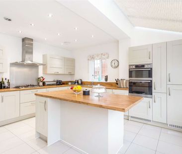 A detached, five bedroom, family home - Photo 6