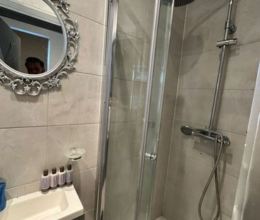 Ground Floor self contained studio flat ideal for couple- 1200 pcm ... - Photo 1