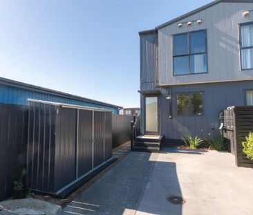 Trendy and near new - Photo 4