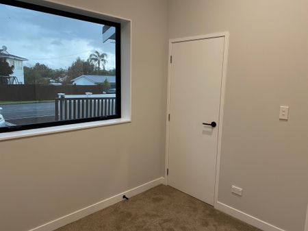 Beachlands, 2 Bedrooms - Photo 3