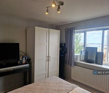 1 bedroom in a flat share to rent - Photo 2