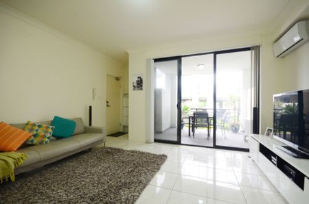 Fantastic Villa Style 2 Bed Security Unit in Ultra Handy Location&excl; - Photo 4