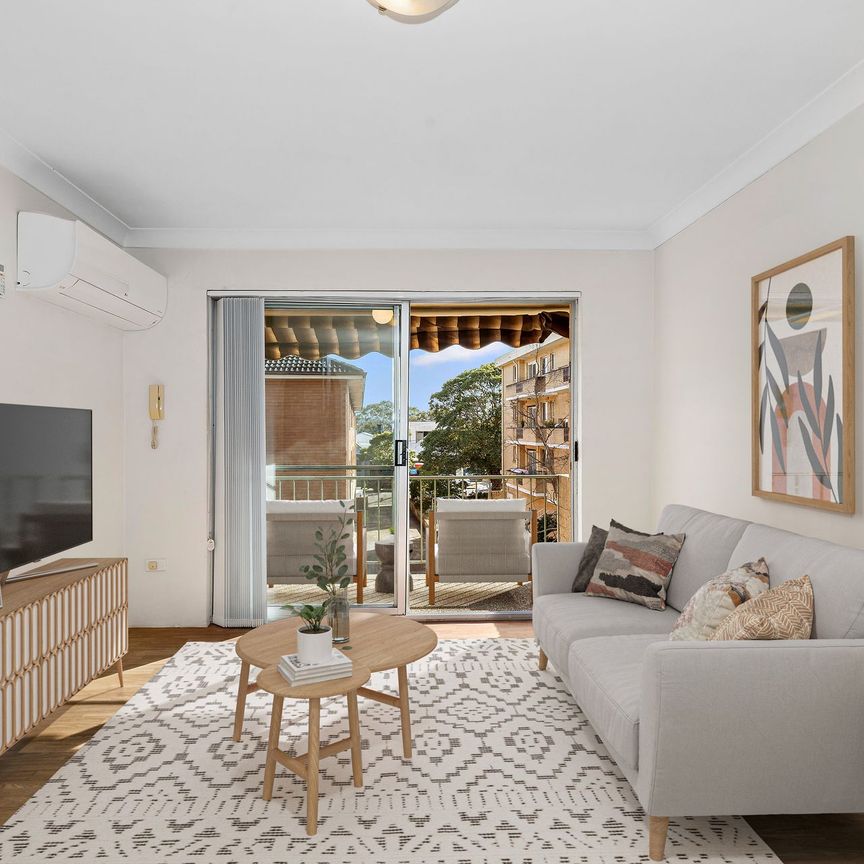 North-facing mid-floor unit, short stroll to Richie Benaud Oval and local shops - Photo 1