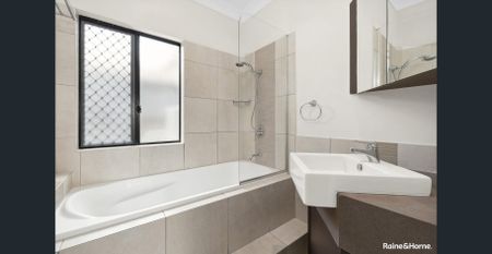 Palm Cove Modern Living 3Bed + Office - Photo 4