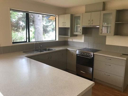 Sunny Ellerslie Home with Easy Motorway & Train Access - Photo 1