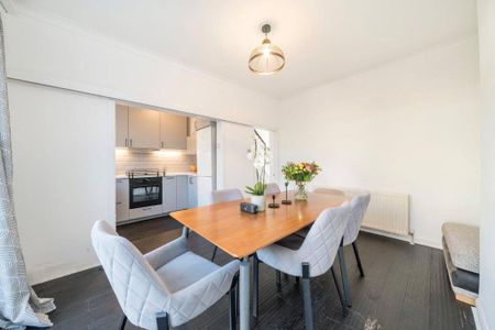 4 bedroom end of terrace house to rent - Photo 2