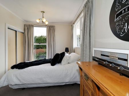 For Rent – Newly Renovated 4 Bedroom Family Home with Pool $1,000 per week - Photo 3