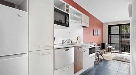 Fantastic 1 bedroom apartment in The Atrium complex - Photo 3
