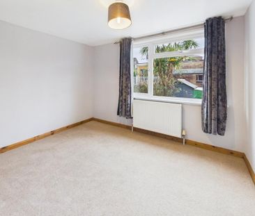 4 bedroom semi-detached house to rent - Photo 6