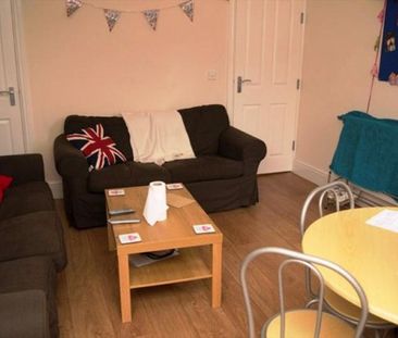 Fantastic 4 bed property. Recently refurbished, modern house - Photo 2