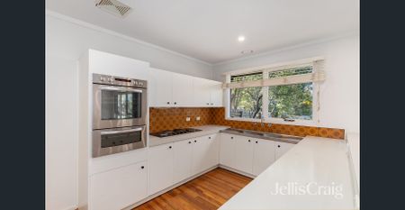 Cosy Unit Living in the Heart of Rosanna - Photo 5