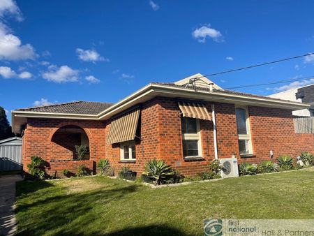 Spacious Family Home Close to Schools & Shops - Photo 5