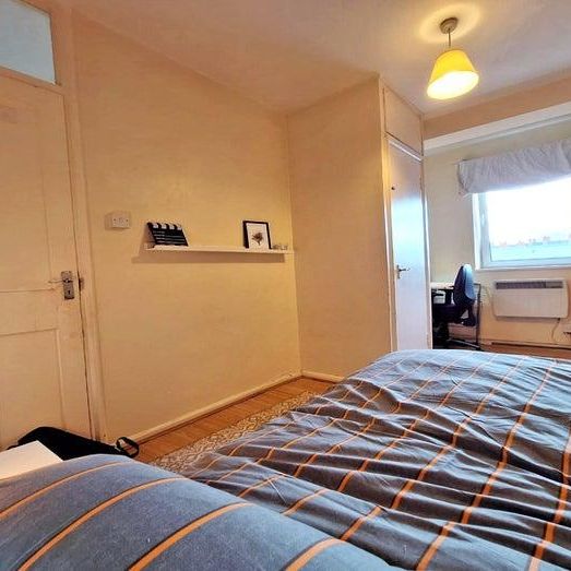 3 bedroom flat share to rent - Photo 1