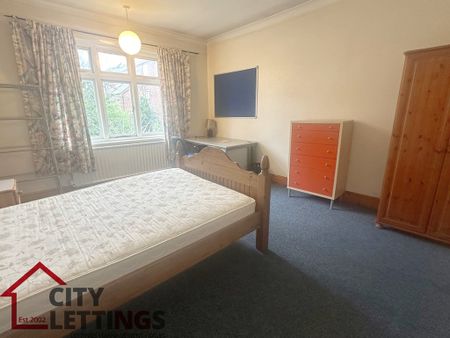 5 Bedroom Semi-Detached House - Photo 4