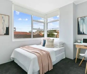 Sun Filled 2 Bedroom Apartment - Photo 1