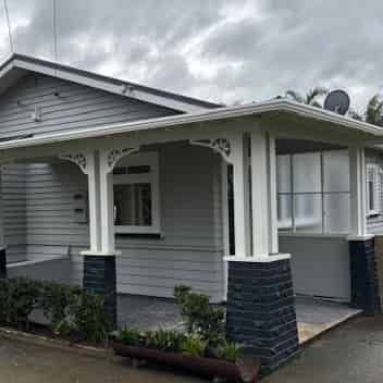 RENOVATED THREE BEDROOM BUNGALOW - Photo 4