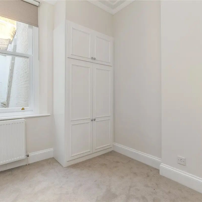 3 bedroom flat in South Kensington - Photo 1