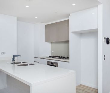 Luxury Living with Panoramic Views – Sundale Meriton, Southport - Photo 5