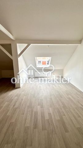 Sofort frei: renovierte 3-Zimmer-Dachgeschosswohnung mit EBK, neuem Bad & viel Stauraum - Photo 5
