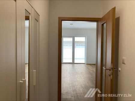 Pronájem bytu 1+kk a garsoniéry 33 m² - Fotografie 4