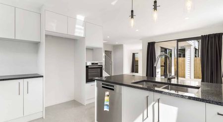 Near New Four Bedroom Home - Photo 3