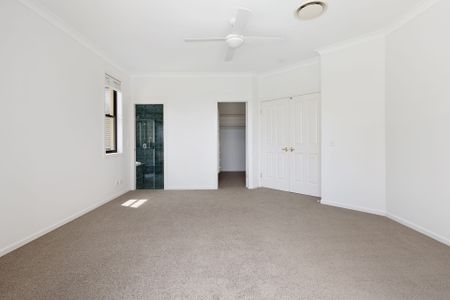 37 Oyster Cove Promenade, Helensvale. - Photo 2