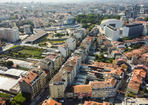 Apartamento T1 com varanda - Novo - Casa da Musica - Rotunda Boavista
