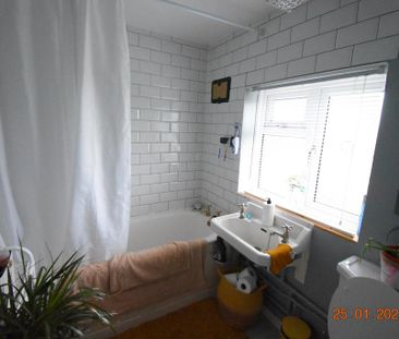 2 bedroom semi-detached house to rent - Photo 6